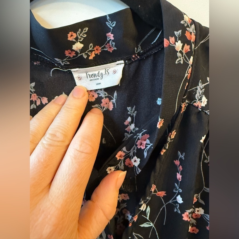 Trendy J’s sleeveless black floral top. Size Medium - Picture 4 of 6